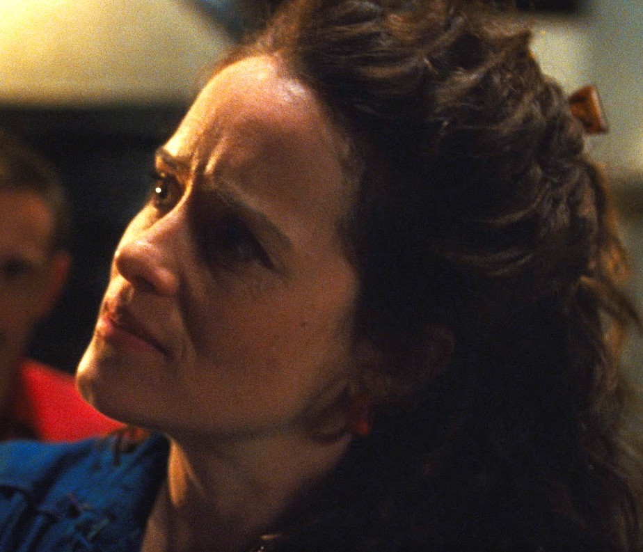 Claire Foy in ALL OF US STRANGERS. Photo Courtesy of Searchlight Pictures. © 2023 Searchlight Pictures All Rights Reserved.