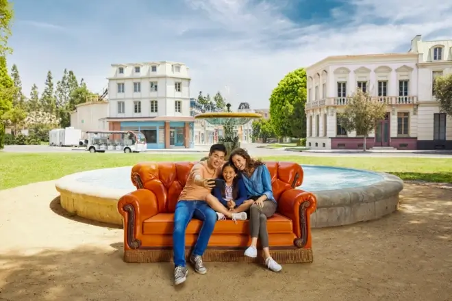 Warner Bros. Studio Tour Hollywood Marks Friends' 30th Anniversary with Friendsgiving Return