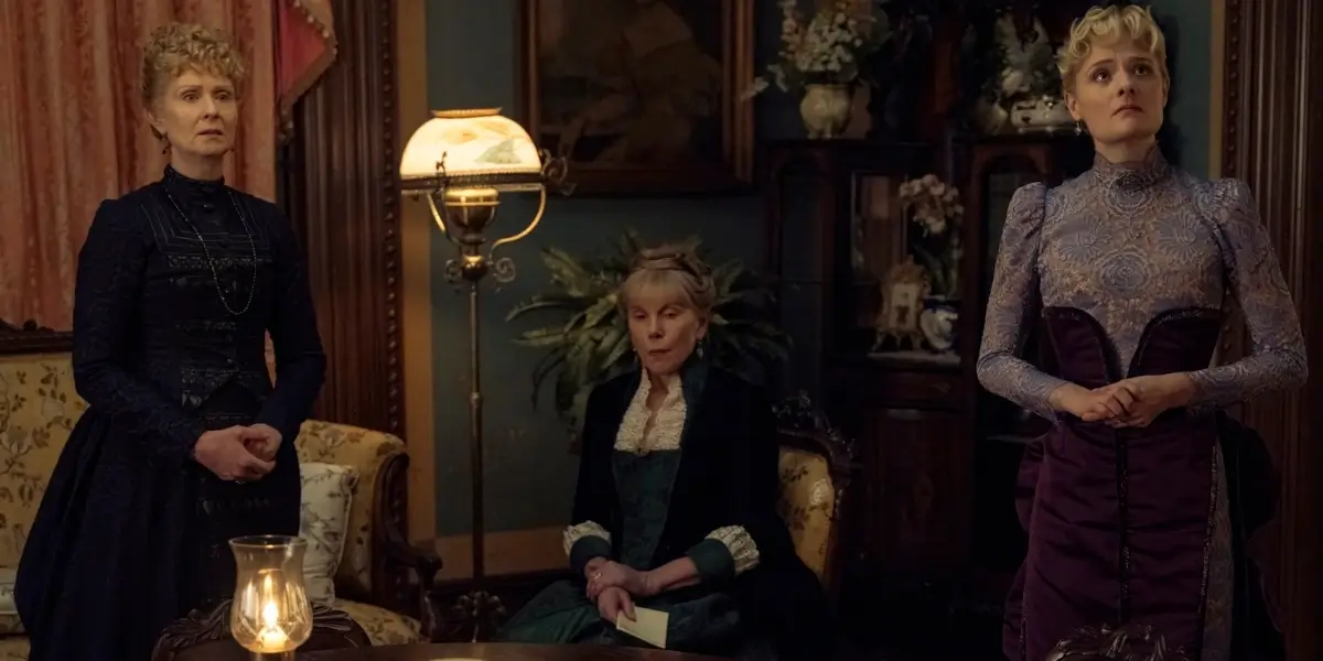The Gilded Age S3 E7 Cynthia Nixon Christine Baranski And Louisa Jacobson Look Worried In The Study
