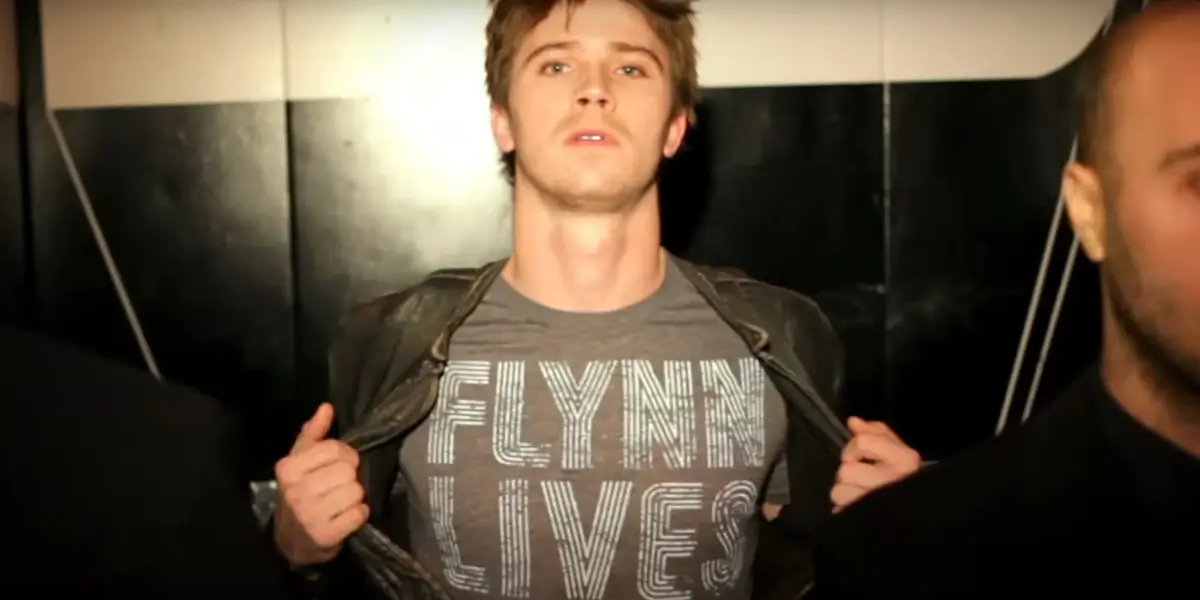 Tron Legacy Garrett Hedlund Opens His Jacket To Show Off A Flynn Lives T Shirt