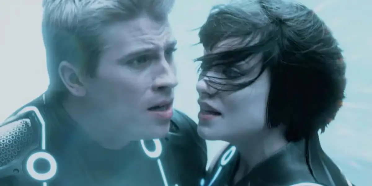 Tron Legacy Garrett Hedlund Stands Worried As Olivia Wilde Tries To Calm Him
