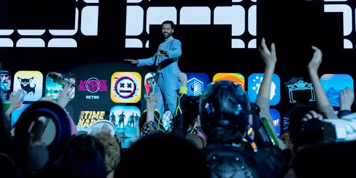 Tron Ares Hasan Minhaj Greets An Excited Crowd Of Convention Goers