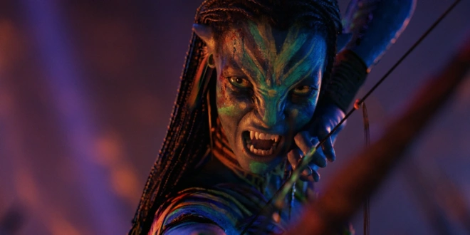 Neytiri stands hissing with a drawn bow in Avatar: Fire and Ash.