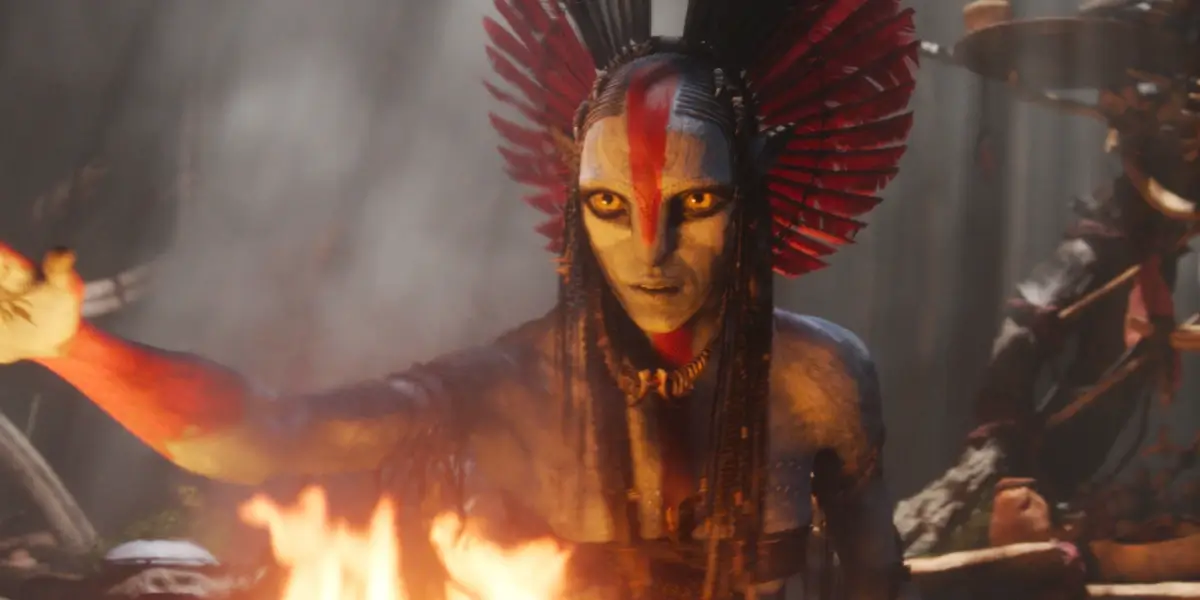 Varang gestures powerfully as she stands over a fire in Avatar: Fire and Ash.