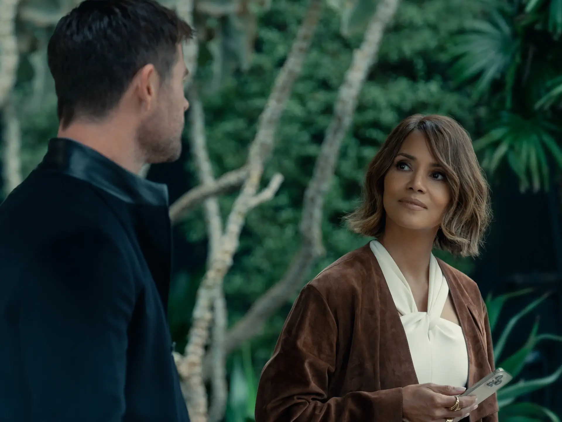 88635836007 Davis Chris Hemsworth And Sharon Halle Berry In Crime 101 Photo Credit Merrick Morton.jpg