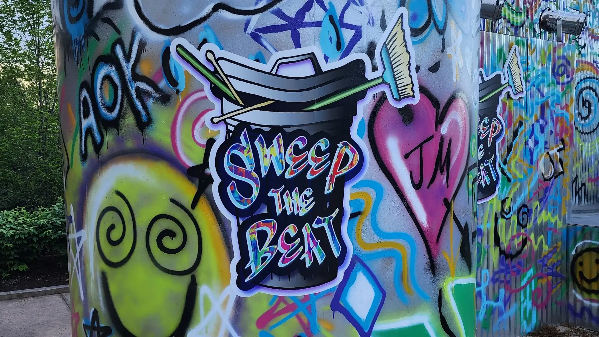The graffiti trash can logo from Sweep The Beat at Six Flags Great Adventure.