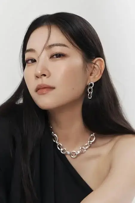 Ji-young Yoo headshot.
