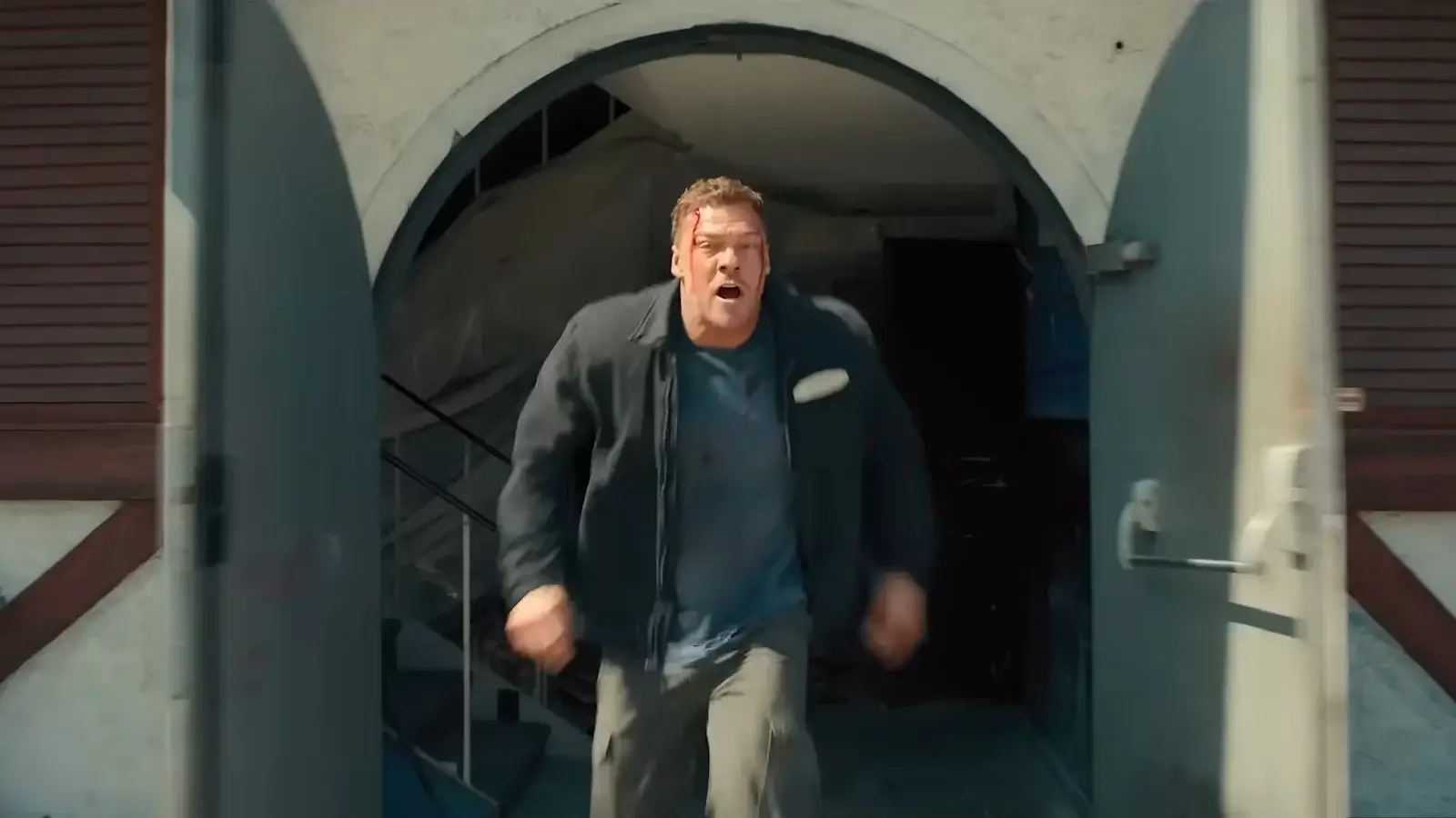 Alan Ritchson as Jack Reacher runs in Reacher Season 4