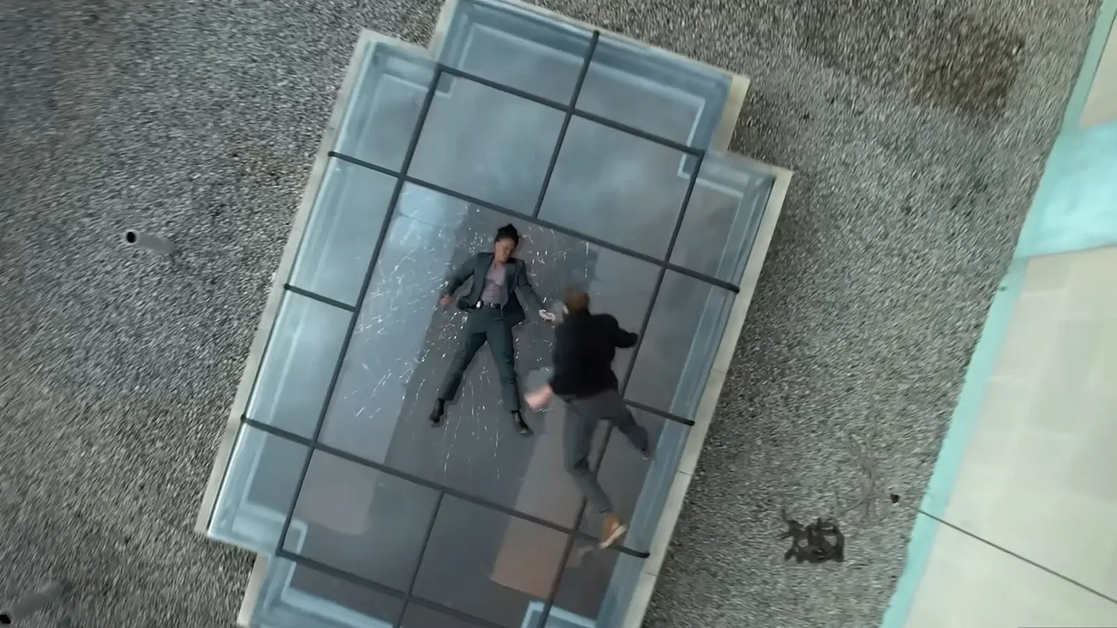 Sydelle Noel as Tamara Green and Alan Ritchson as Jack Reacher are in danger