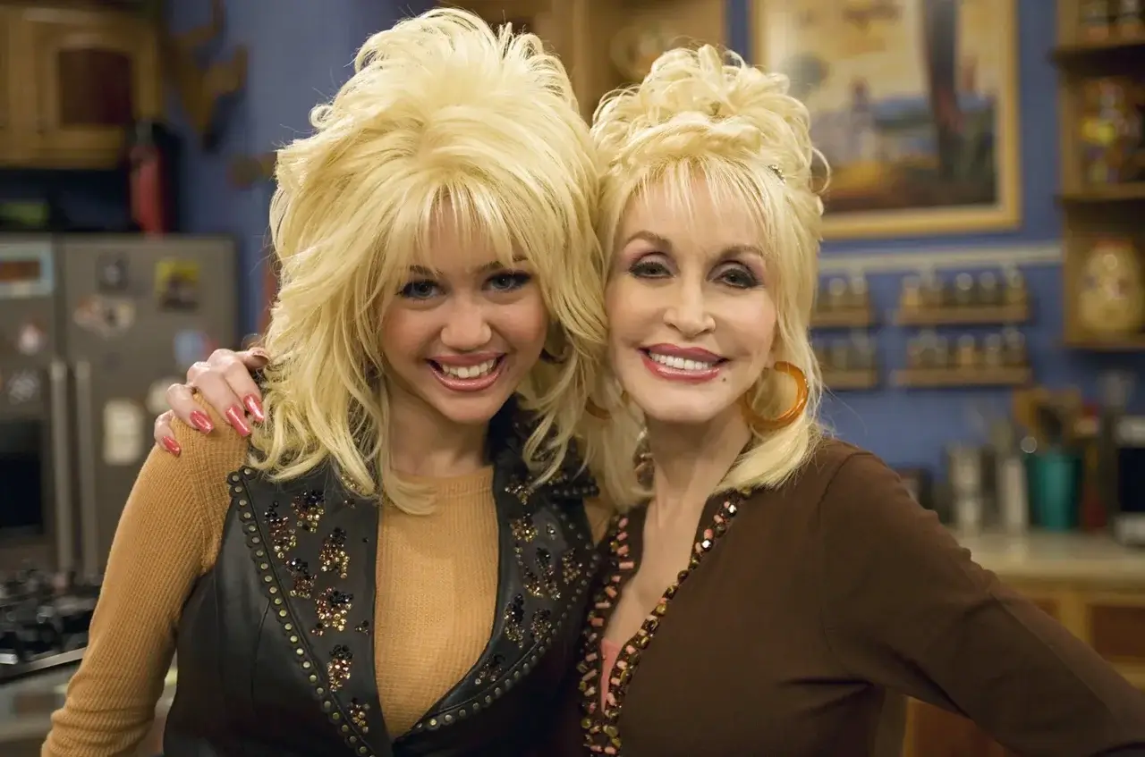 Dolly Parton and Miley Cyrus in Hannah Montana.