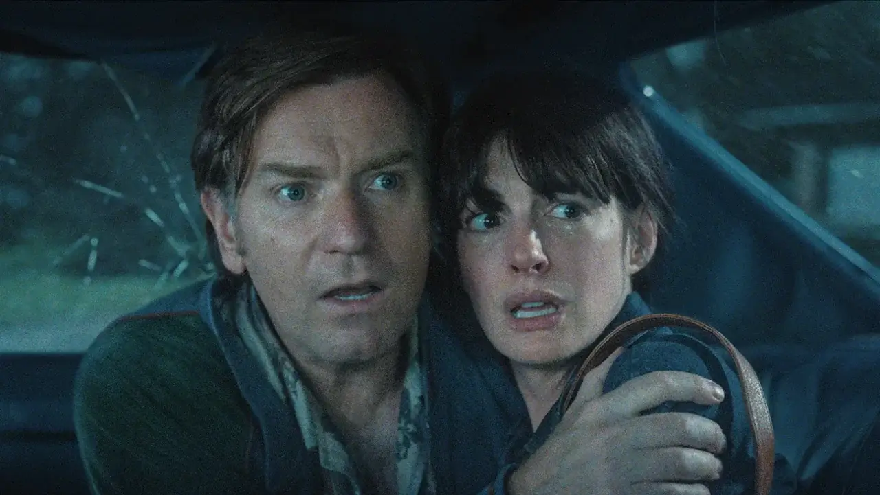Anne Hatheway and Ewan McGregor in The End of Oak Street.