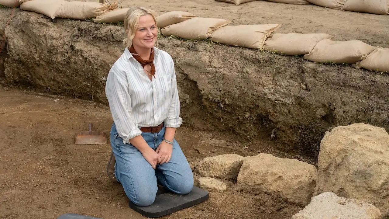 amy poehler kneeling on the ground