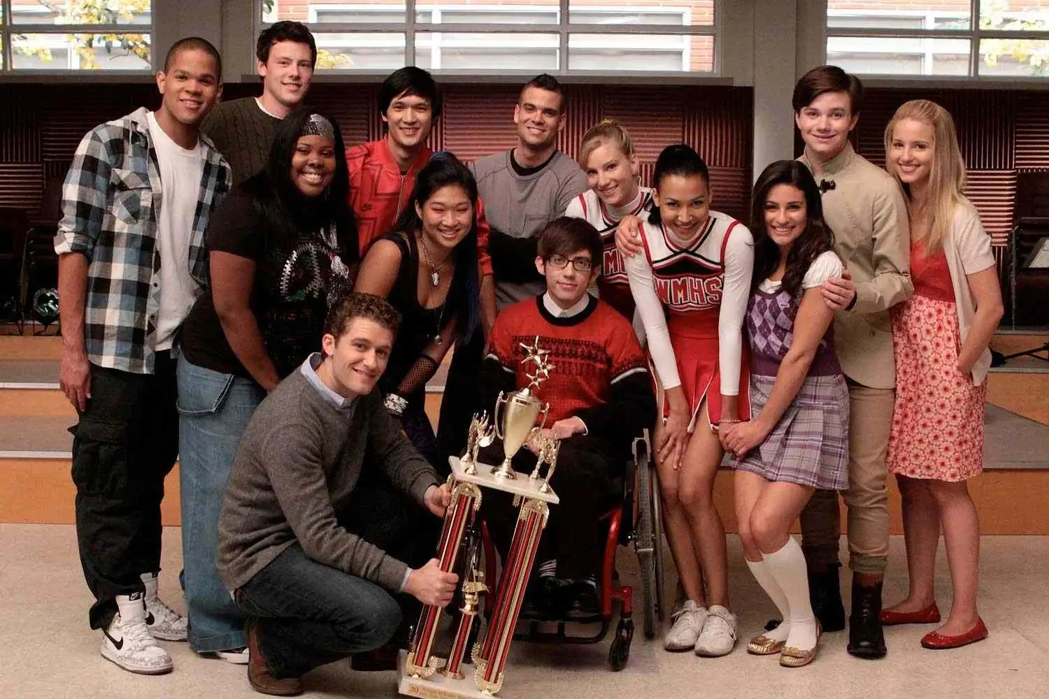 glee cast in a group picture
